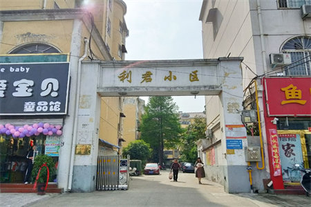 北京路一楼带院大产权有证，正通桂花苑旁四季花城采光好，可按揭